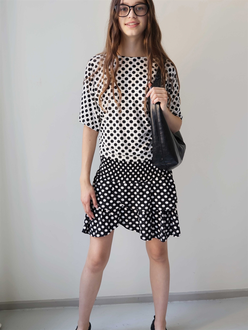 Grunt Nova Top – Trendy top til piger med moderne look i hvid 